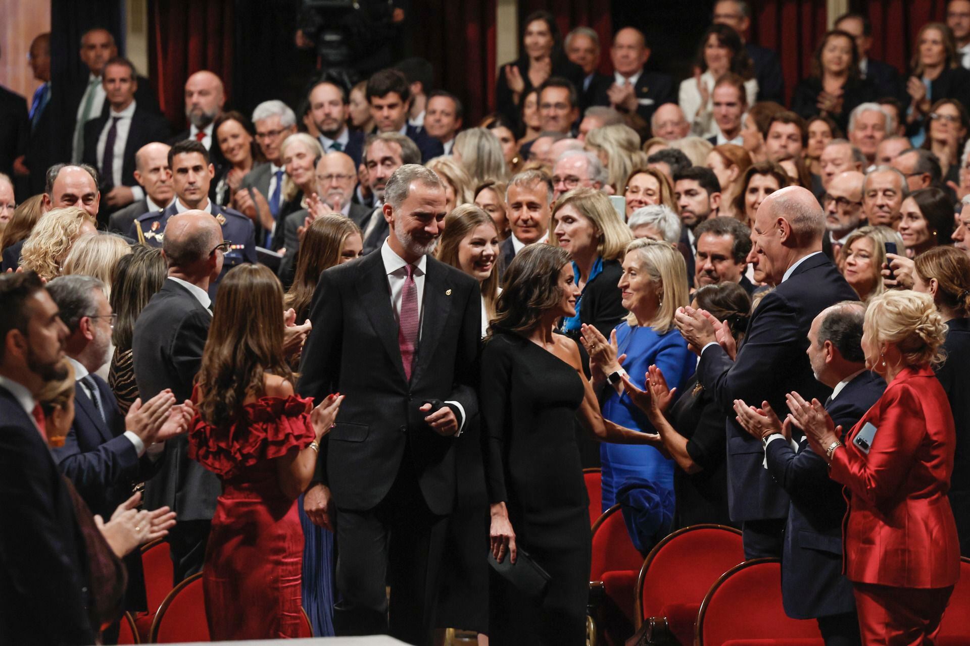 El Rey Felipe VI junto a la reina Letizia, a su llegada la 43º edición de los Premios Princesa de Asturias, este viernes en el Teatro Campoamor de Oviedo. EFE/ Ballesteros
