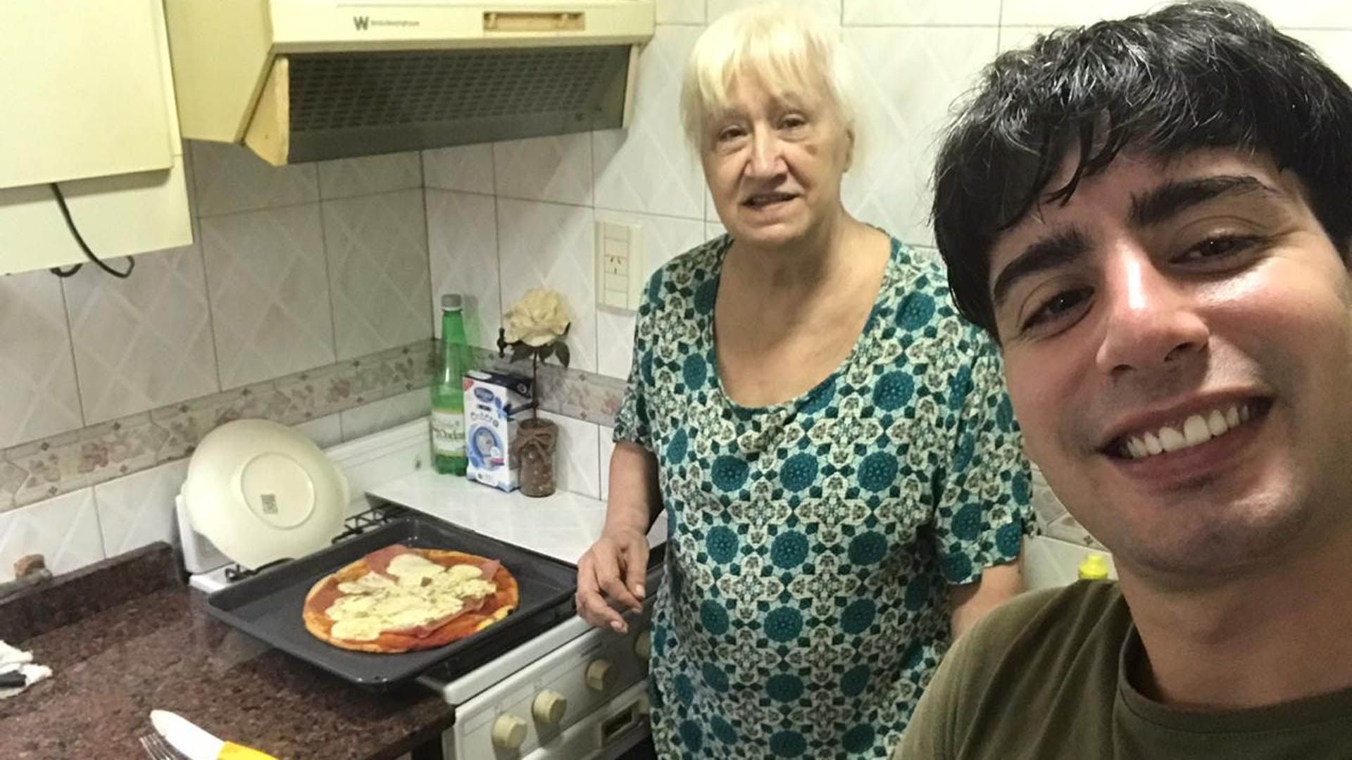 Agustin junto a su vecina Marta. "Le llevé las compras y me estaba esperando con una pizza".