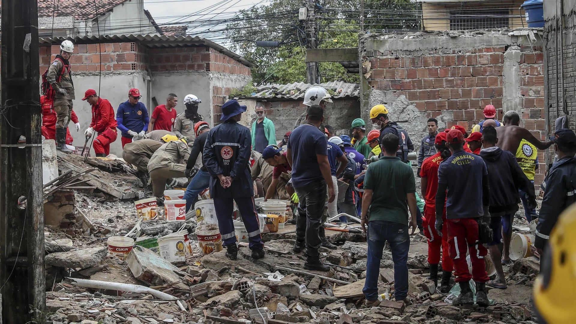 Al menos 2 personas murieron y otras 15 continúan atrapadas bajo los escombros o desaparecidas después de que un edificio residencial se desplomó en la ciudad brasileña de Paulista (noreste), informaron este viernes los bomberos (EFE/ Carlos Ezequiel Vannoni)
