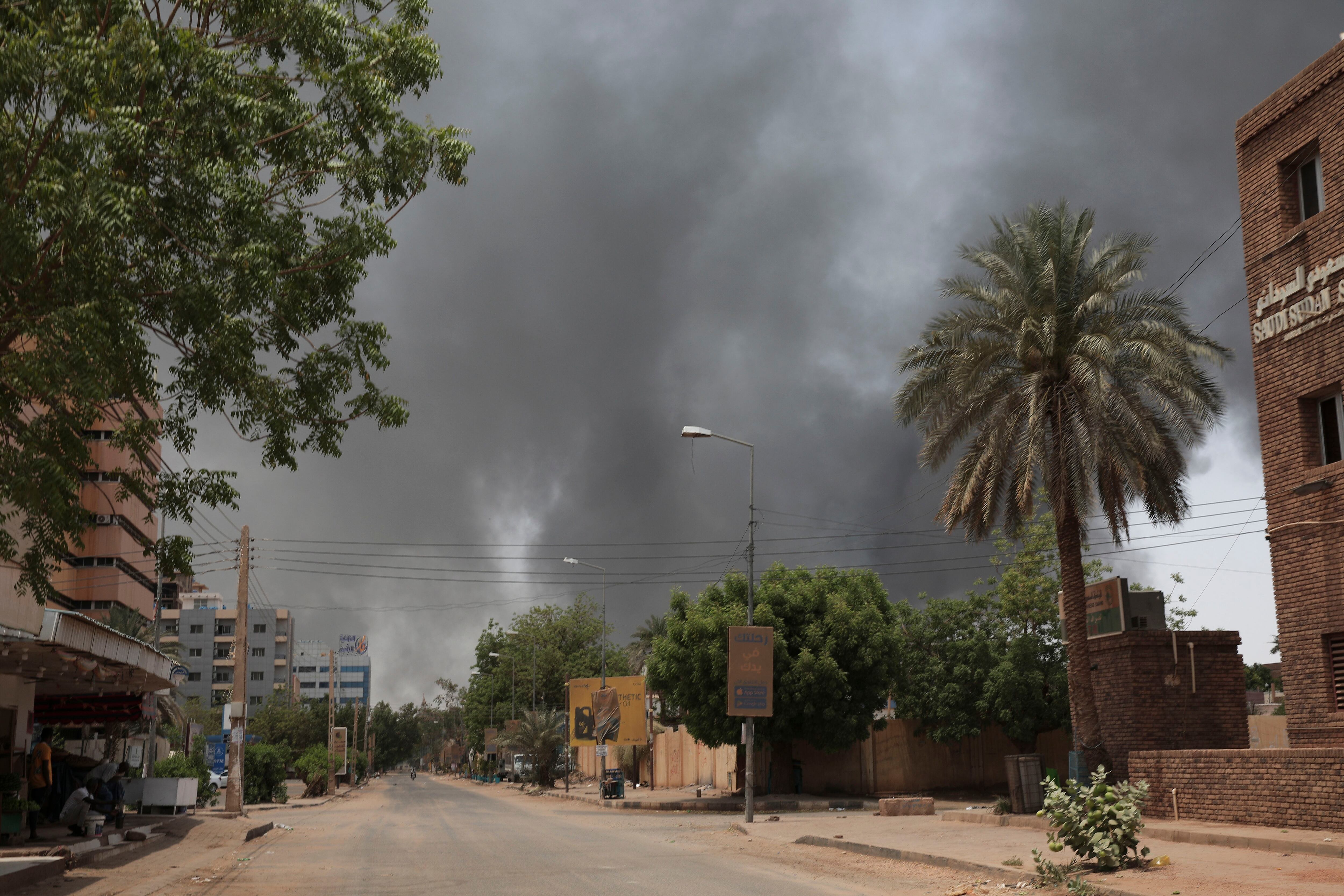 Una humareda en Jartum, Sudán, el sábado 15 de abril de 2023. En la capital y otros lugares de la nación africana se produjeron choques entre el ejército de Sudán y un poderoso cuerpo paramilitar. (AP Foto/Marwan Ali)