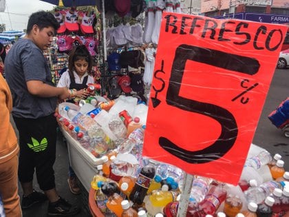 La OMS recomienda a los adultos ingerir un máximo de 25 gramos de azúcar al día, pero algunas botellas de 600 mililitros tienen hasta 63 gramos de este ingrediente (Foto: Andrea Murcia/Cuartoscuro) 
