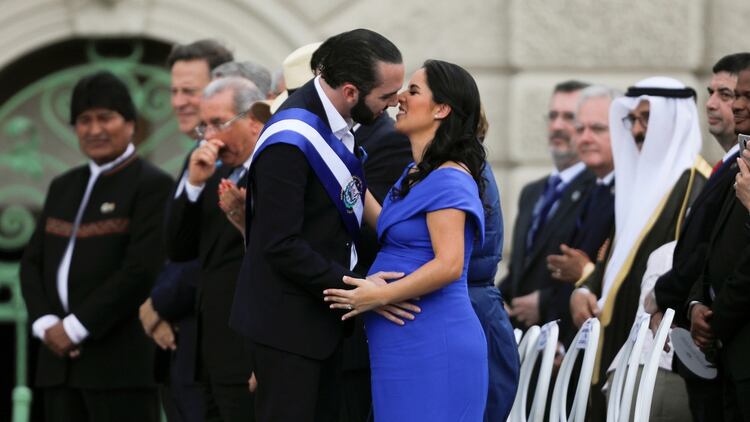 El presidente de El Salvador, Nayib Bukele, y su esposa y primera dama, Gabriela de Bukele (REUTERS/Jose Cabezas)