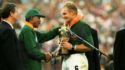 En la Copa del Mundo de Rugby 1995 junto al capitán de los Springbok, Francois Pienaar (Colorsport/Shutterstock)
