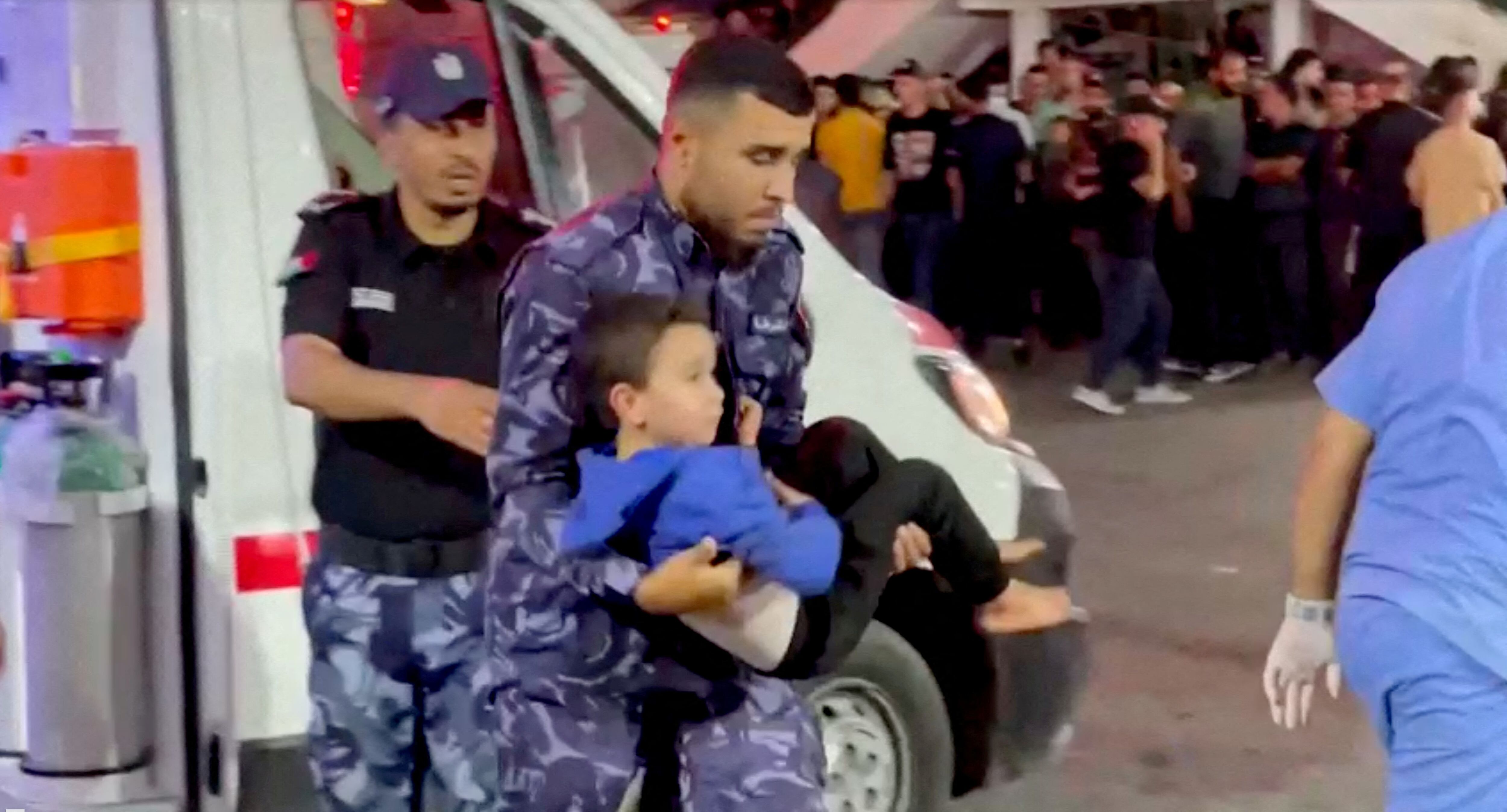 Un niño herido es rescatado del hospital Al-Ahli, que fue volado por la Yihad Islámica, un grupo terrorista que controla Irán