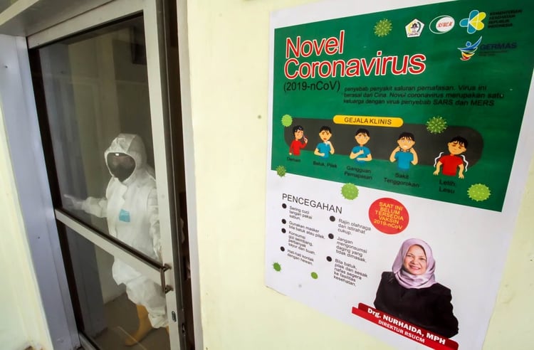 Un médico sale de una habitación donde se aisla a pacientes con coronavirus en Aceh, Indonesia. REUTERS. 