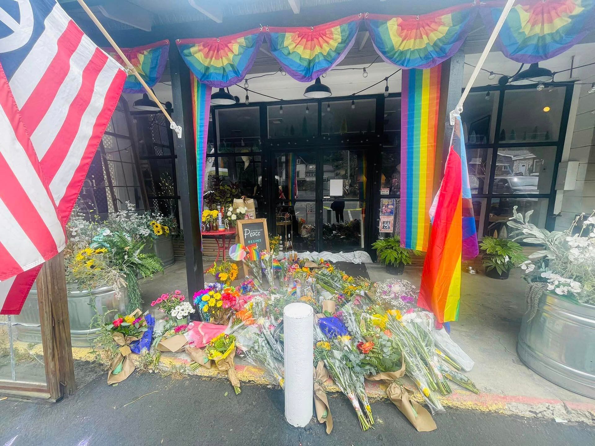 Laura Ann Carleton murió el viernes (18 de agosto) tras recibir un disparo después de que un hombre hiciera "comentarios despectivos" sobre una bandera del Orgullo LGBTQ+ colocada frente a su tienda. (Mountain Provisions Cooperative)