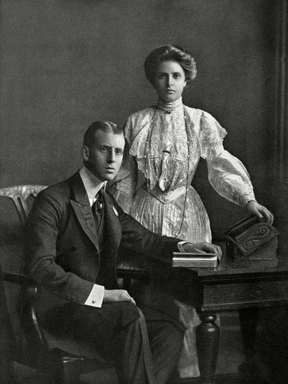 Alicia junto al príncipe Andres de Grecia y Dinamarca, poco antes de casarse en 1903 (Shutterstock)
