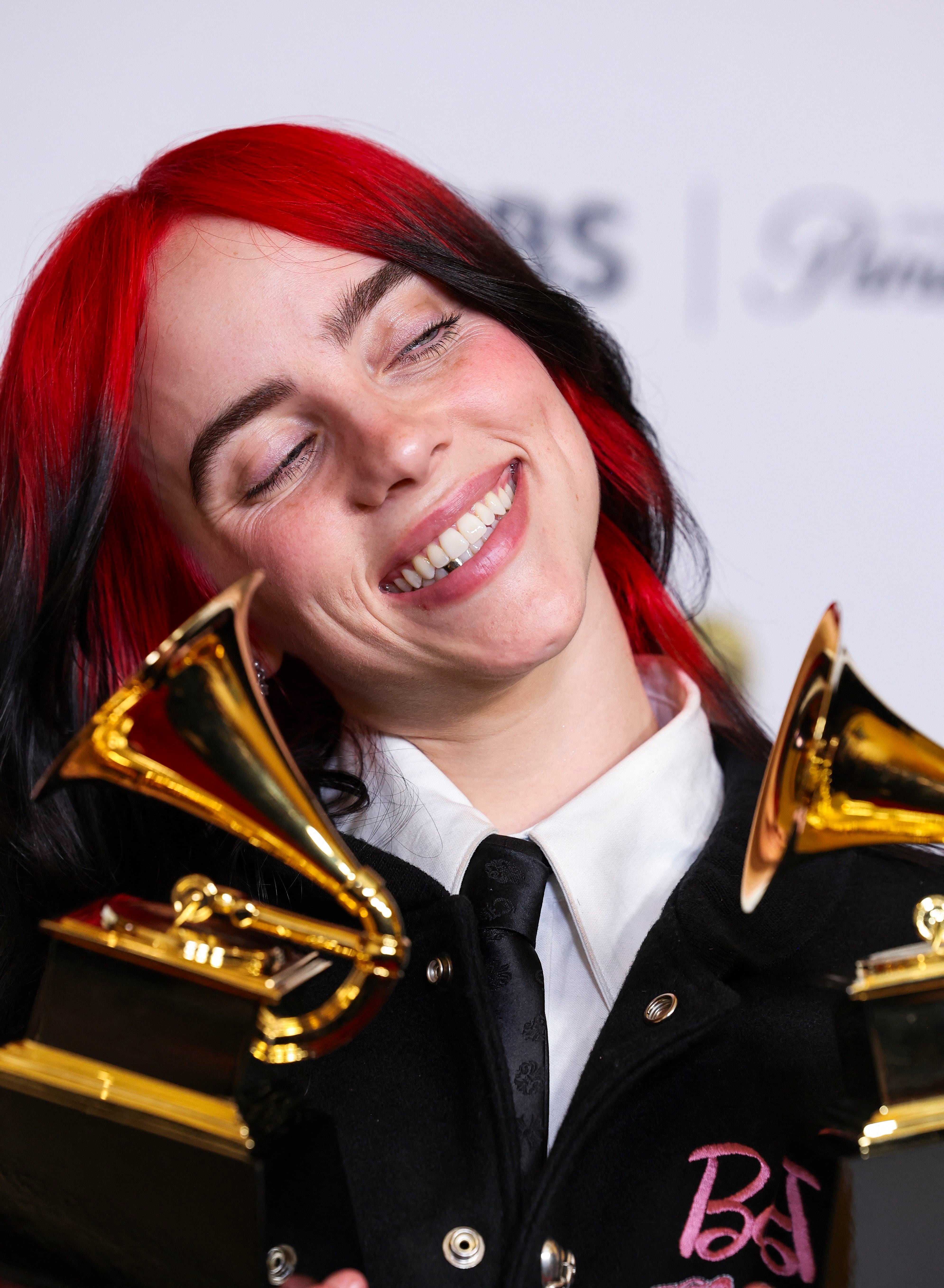 Billie Eilish posa con el premio a la Mejor Canción del Año y a la Mejor Canción Escrita para Medios Visuales durante la 66 edición de los Premios Grammy (REUTERS/David Swanson)