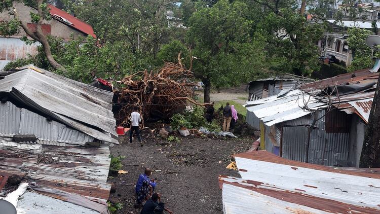 Imágenes de devastación por el paso del ciclón por la isla de Comoros. (Photo by Ibrahim YOUSSOUF / AFP)