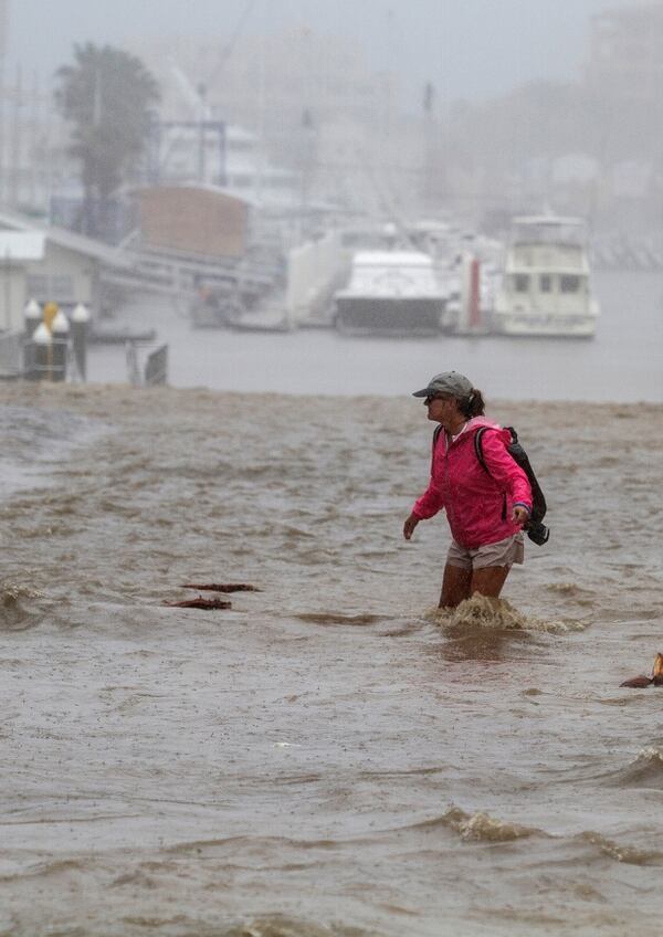 Una mujer camina en una calle inundada de la ciudad (REUTERS/Fernando Castillo)