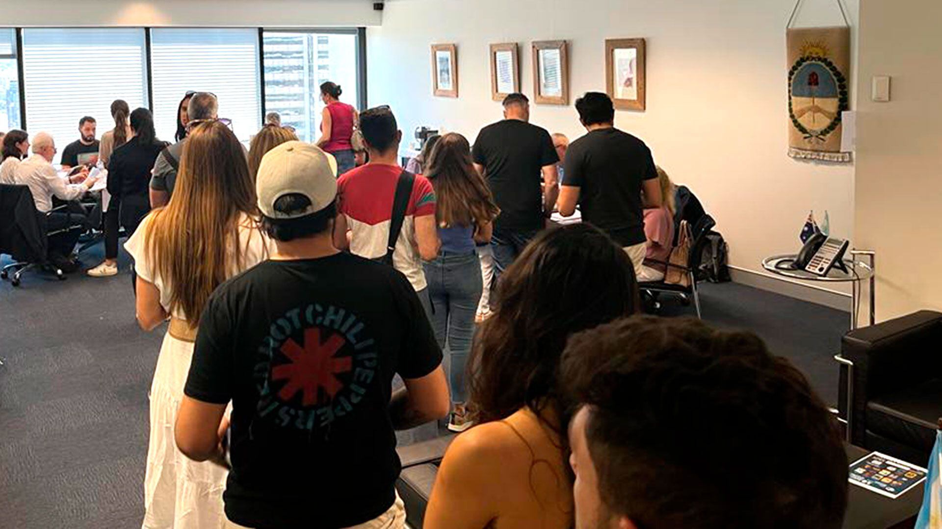 Buena concurrencia de argentinos para emitir su voto en el consulado argentino en Sydney. (@ARGinAustralia)