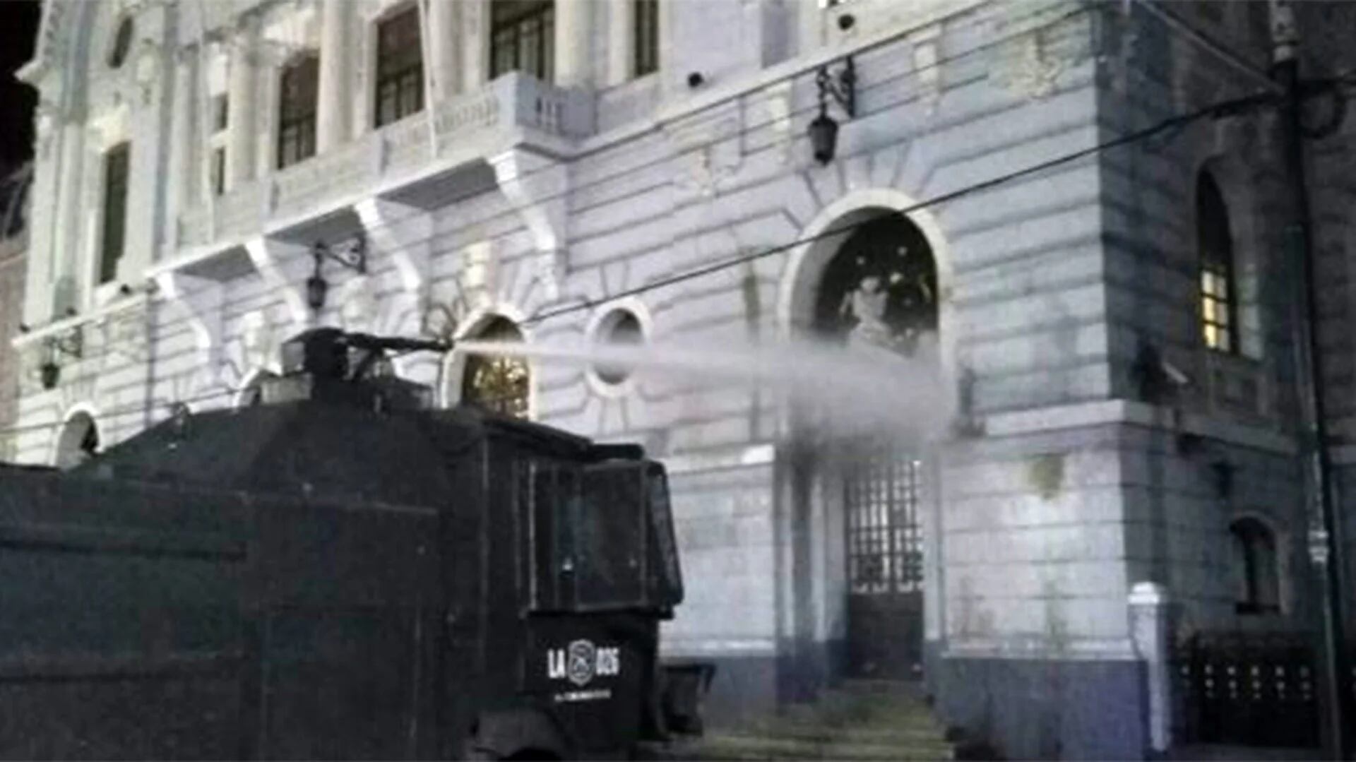 En Valparaíso, ciudad situada a 120 kilómetros al oeste de Santiago, una quincena de jóvenes encapuchados instaló barricadas en la céntrica plaza Sotomayor y pintó la fachada del edificio de la Armada