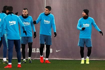 Lionel Messi, Luis Suárez y Jordi Alba son compañeros del Barcelona y amigos fuera de las canchas (REUTERS/Albert Gea)