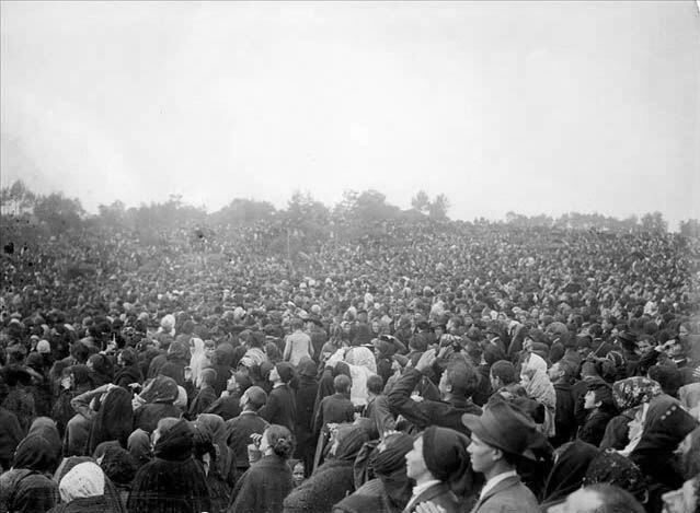 Fotografía del 13 de octubre de 1917, durante el llamado "milagro del sol", en el que muchos dijeron que el sol danzó