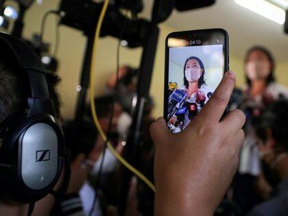 IMAGEN DE ARCHIVO: La candidata presidencial Keiko Fujimori, quien competirá con Pedro Castillo en una segunda vuelta en junio, se ve en la pantalla de un dispositivo móvil mientras habla durante una reunión con líderes de una olla común en Lima, Perú, 16 de abril de 2021. REUTERS/Sebastián Castañeda