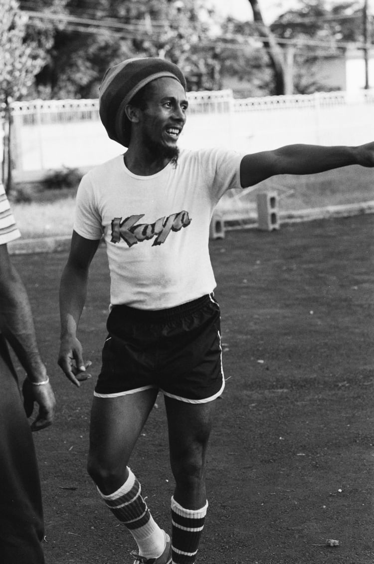 Bob Marley en un partido de fÃºtbol frente a su casa en Kingston, Jamaica, en 1978 (Peter Murphy/Fifty-Six Hope Road Music Ltd./REUTERS)