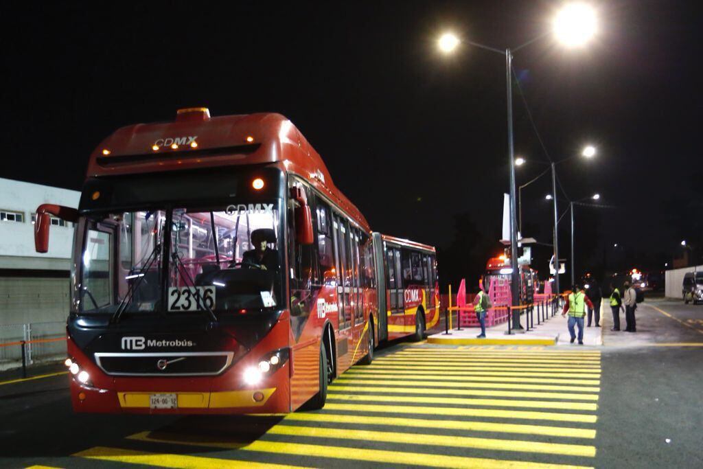 El Metrobús de la CDMX durante la noche. (Gobierno de la CDMX)