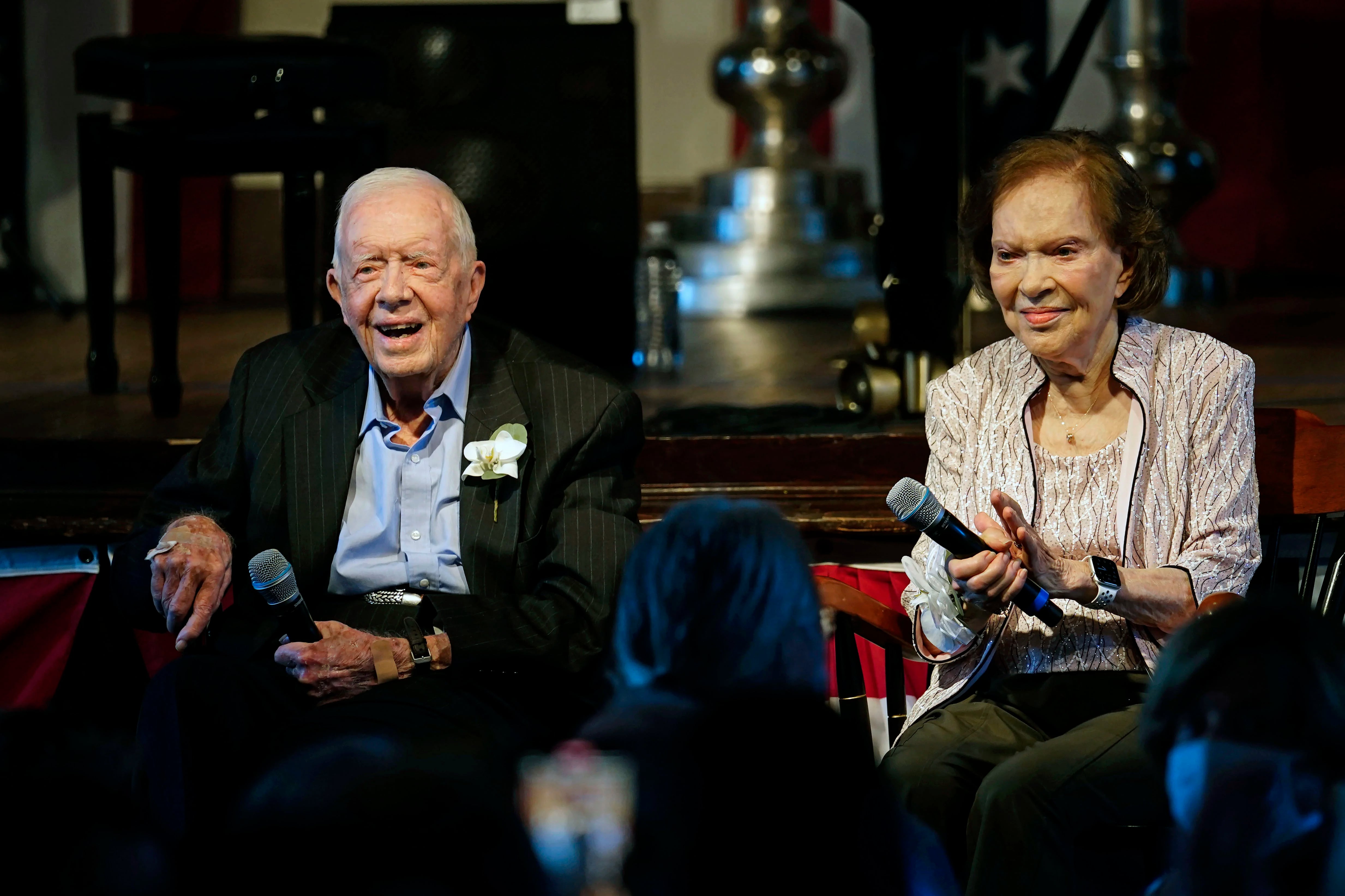 El expresidente Jimmy Carter y su esposa, la ex primera dama Rosalynn Carter, asisten a una recepción en su 75 aniversario de casados, 10 de julio de 2021, en Plains, Georgia. La familia Carter ha dado a conocer que ella padece de demencia, informó el Centro Carter el martes 30 de mayo de 2023. (AP Foto/John Bazemore, Pool, File)