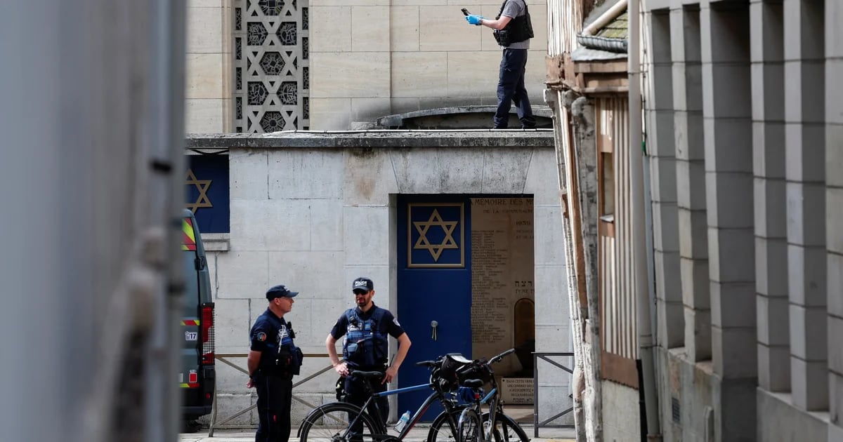 Police kill gunman who needed to burn down synagogue in northern France