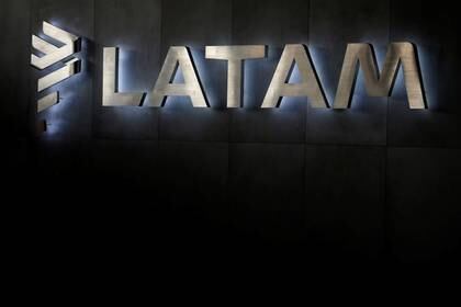 Imagen de archivo del logo de la aerolínea LATAM en el aeropuerto internacional de Santiago, Chile, el 25 de abril de 2019. REUTERS/Rodrigo Garrido