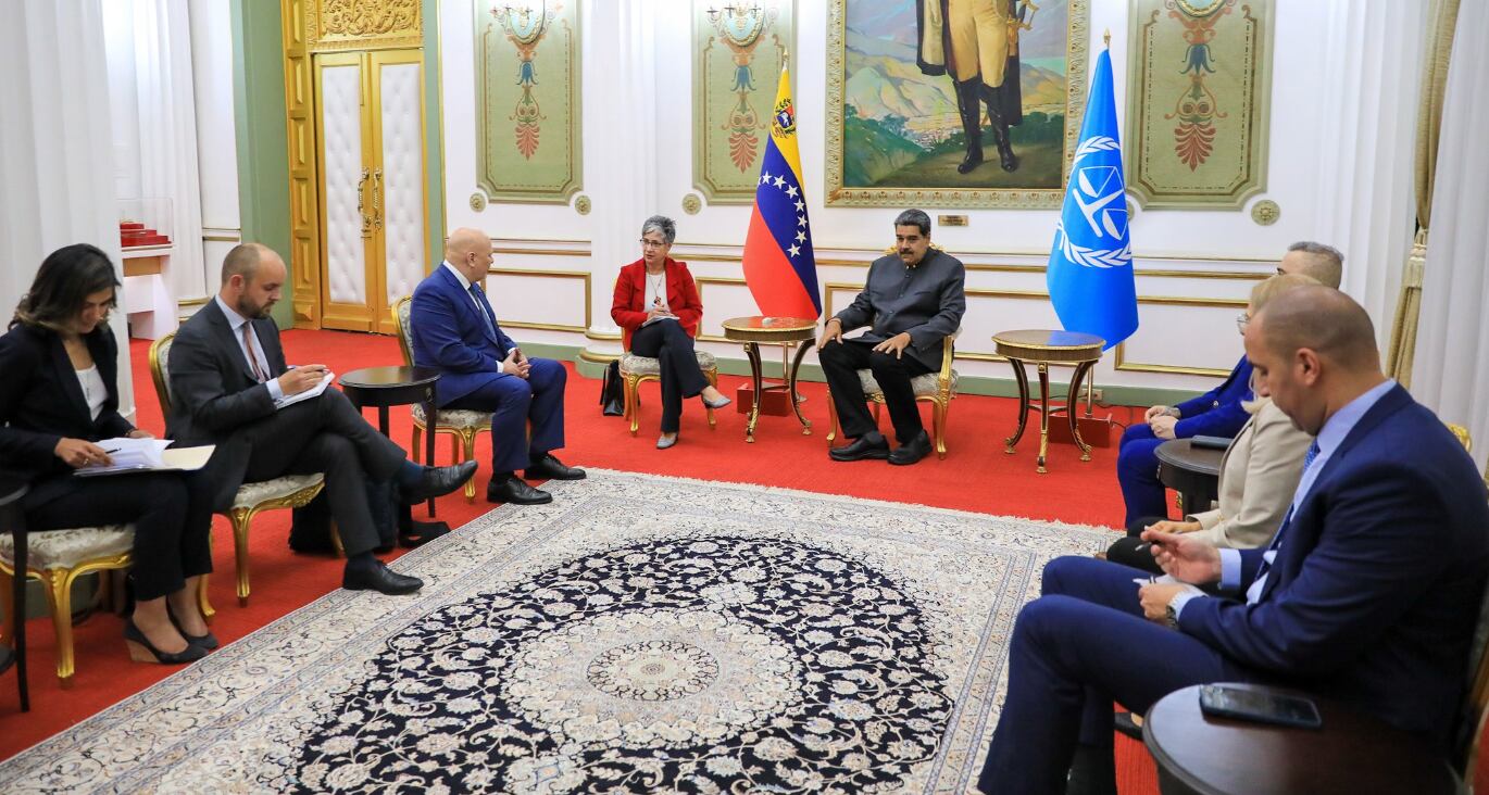 La prensa de Nicolás Maduro divulgó esta imagen de la reunión con Karim Khan en Caracas este viernes