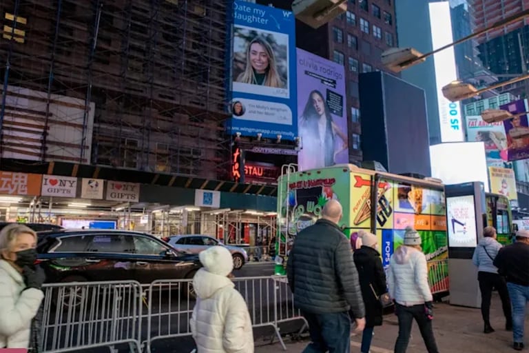 “Have a date with my daughter”: the curious request of a mother with cancer on an expensive poster in Times Square