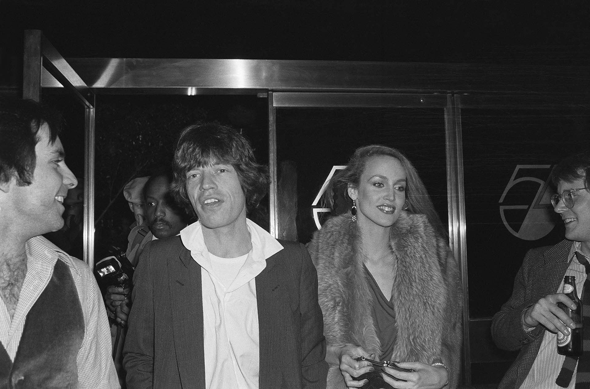  Mick Jagger y Jerri Hall en  Studio 54. Estuvieron juntos 23 años. Jagger dejó la heroína gracias a ella. Se separaron cuando se supo que él esperaba un hijo con una joven modelo brasileña
