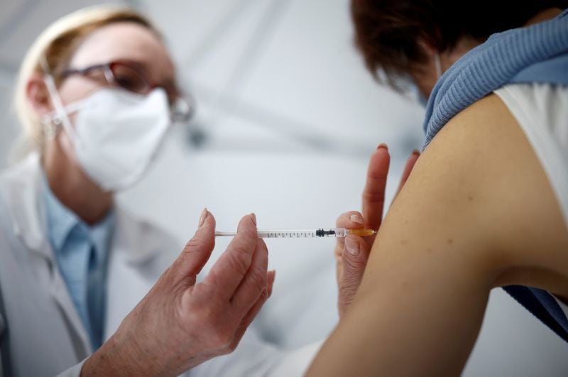 Para Nacinovich, "hay que hacer hincapié en que la gente se vacune de manera completa ya que cuanta más gente se vacune, menos gente vulnerable habrá" (Reuters) 