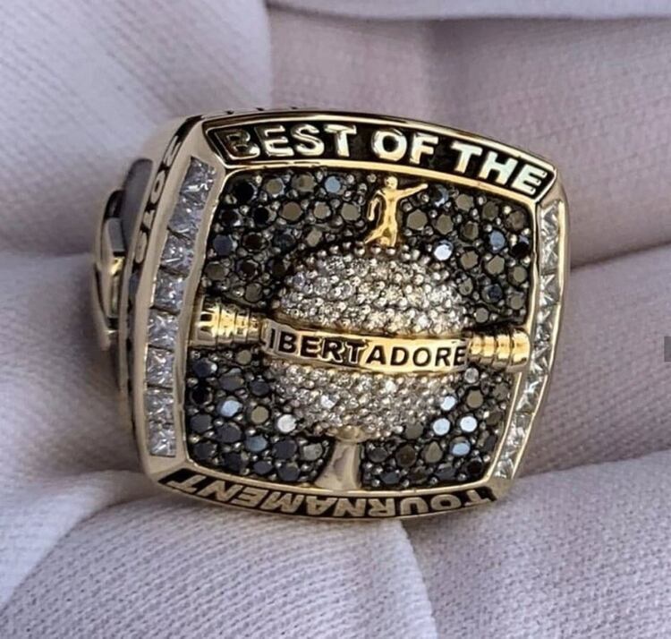 El anillo es de oro de 18 quilates y diamantes