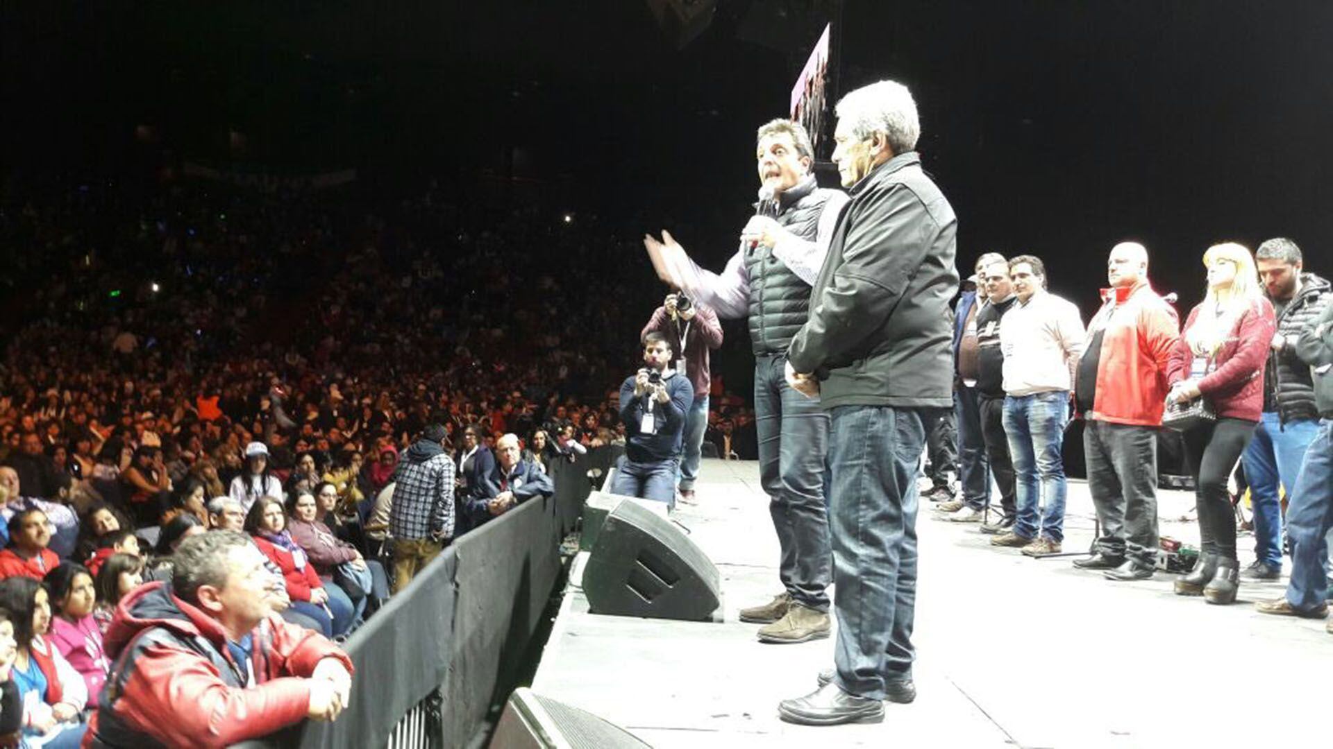 Sergio Massa, en un acto con el dirigente barrionuevista Carlos Acuña