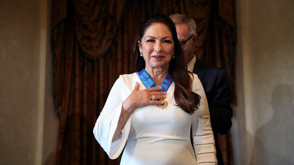 La cantante cubanoamericana Gloria Estefan al recibir la Medalla de Oro al MÃ©rito de las Artes de EspaÃ±a (REUTERS/Susana Vera)