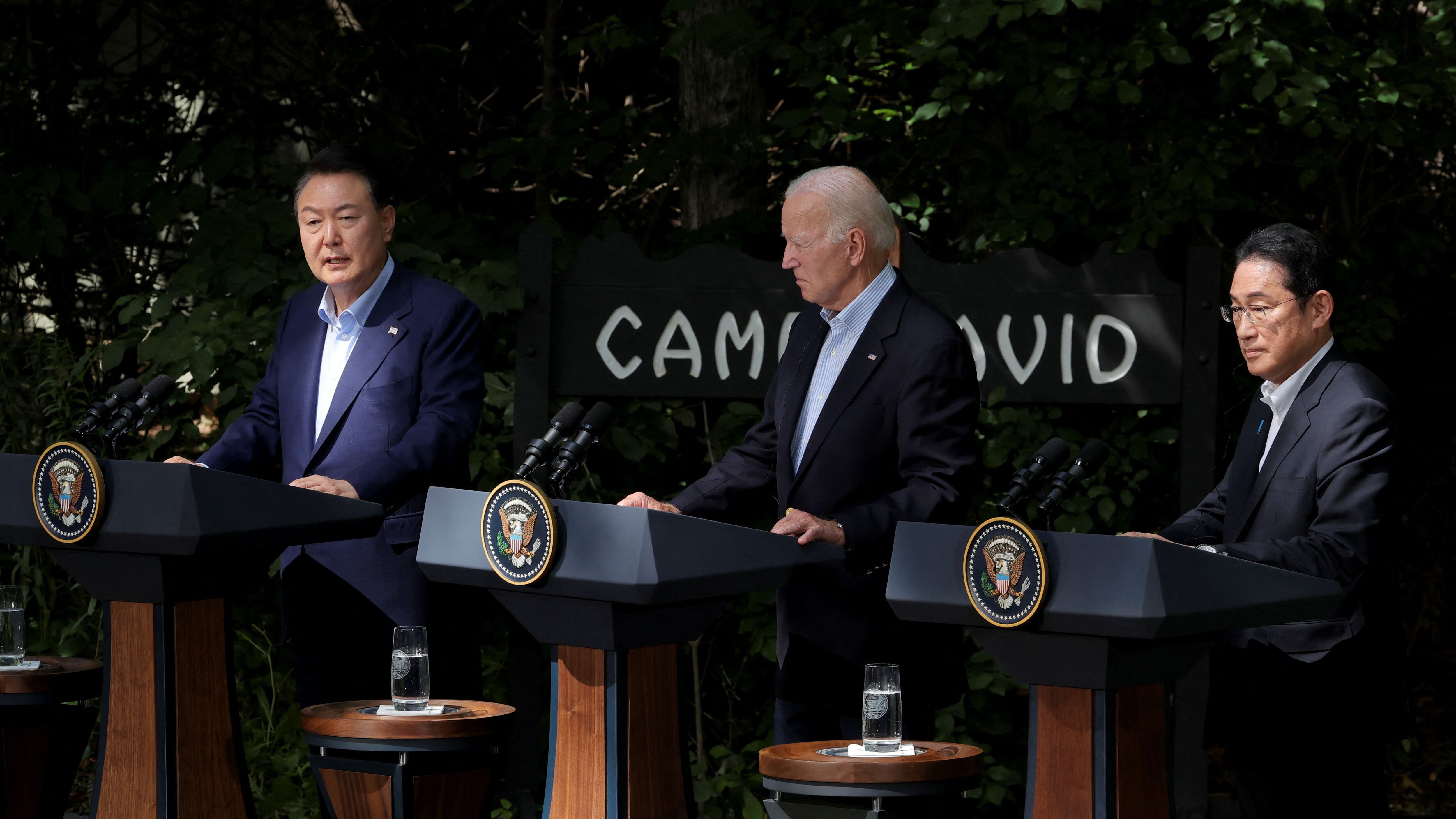 Joe Biden, Fumio Kishida y Yoon Suk Yeol en Camp David (REUTERS/Jim Bourg)