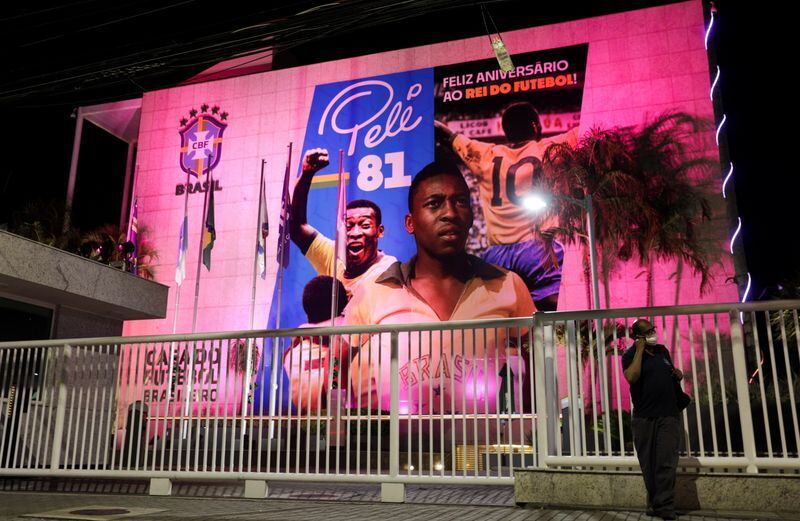 FOTO DE ARCHIVO-Una pancarta gigante celebra el 81º cumpleaños de la leyenda del fútbol brasileño Pelé en la sede de la CBF (Confederación Brasileña de Fútbol), en Río de Janeiro, Brasil. 23 de octubre de 2021. REUTERS/Ricardo Moraes