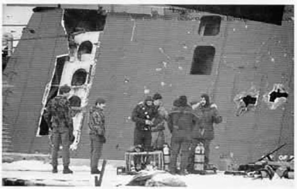 Los soldados ingleses y los tripulantes del submarino Santa Fe bombardeado durante la guerra en 1982