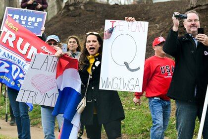 Simpatizantes de Trump sostiene carteles de QAnon en Virginia. REUTERS/Erin Scott
