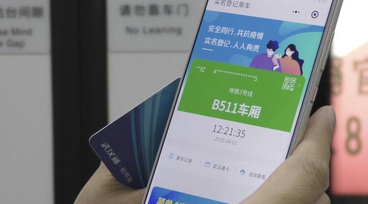 Alibaba y Tencent desplegaron unas aplicaciones para evaluar a los habitantes: código verde permite la circulación. (Olivia Zhang/AP)