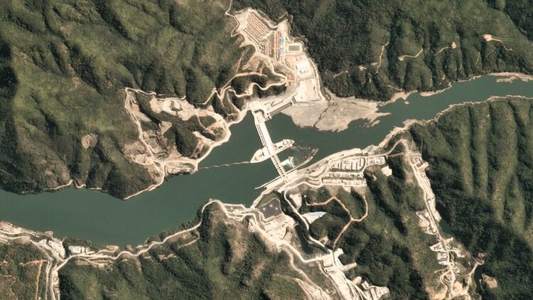 Imagen satelital de la represa Xayaburi Dam sobre el Mekong (Planet Labs Inc./Handout via REUTERS)
