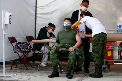 Un miembro del personal médico militar recibe una dosis de la vacuna de Pfizer/BioNtech contra el COVID-19 en el Hospital General, en Ciudad de México (Foto: REUTERS/Edgard Garrido)