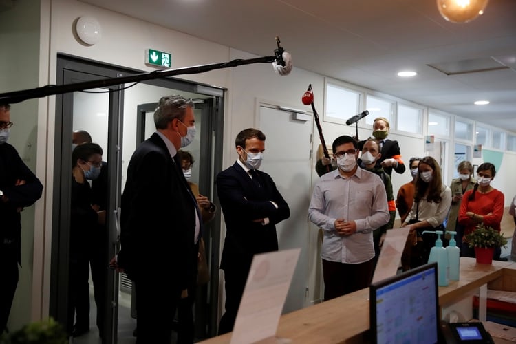 El presidente francés Emmanuel Macron, con una mascarilla protectora, habla con trabajadores de la salud mientras visita un centro médico en Pantin, cerca de París, el 7 de abril de 2020. REUTERS/Gonzalo Fuentes/Pool