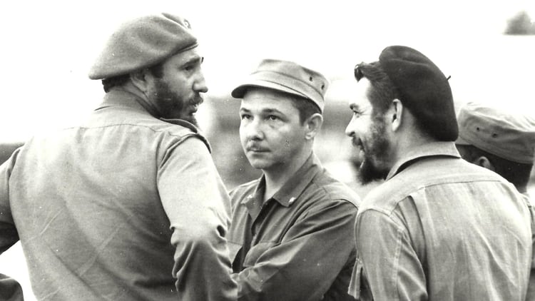 Fidel y Raúl Castro junto a Ernesto 