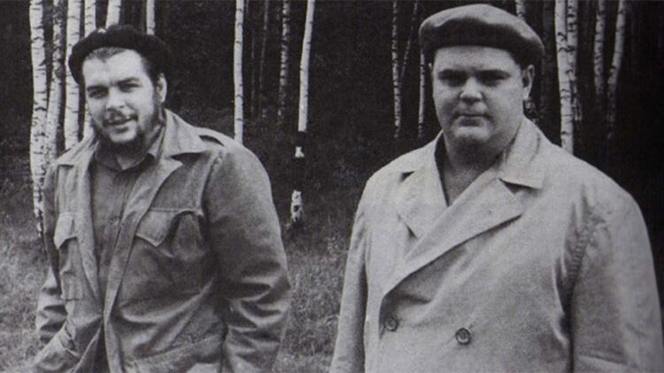 Emilio AragonÃ©s Navarro con Ernesto Guevara durante una visita a la UniÃ³n SoviÃ©tica