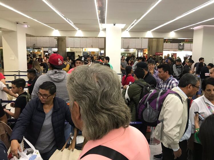 Las cancelaciones de Interjet en plenas fechas vacacionales a mitad de 2019 provocaron caos en los aeropuertos mexicanos (Foto: Twitter @anakarenbueron)