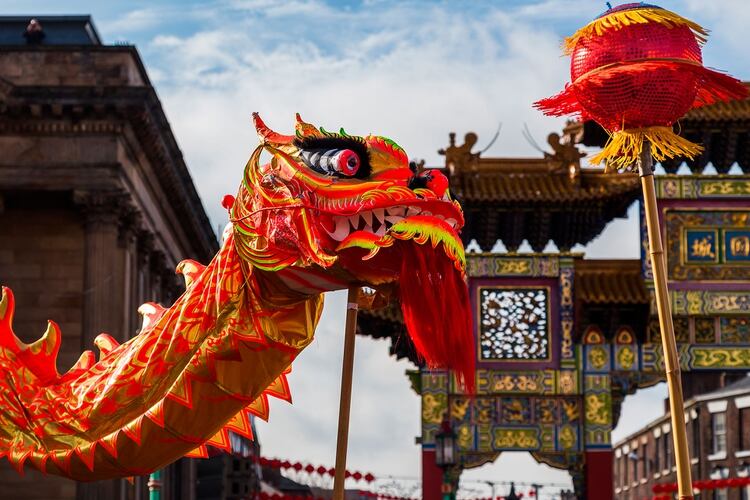 Recorrer las calles iluminadas del barrio chino, Boldstreet y Liverpool ONE, para admirar los miles de faroles chinos que decoran las calles durante el Festival de los Faroles, es un must de viaje (Shutterstock)