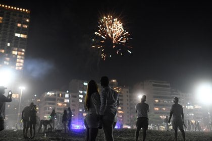 Una pareja contempla los fuegos artificiales conmemorativos por el Año Nuevo en Copacabana, Brasil 