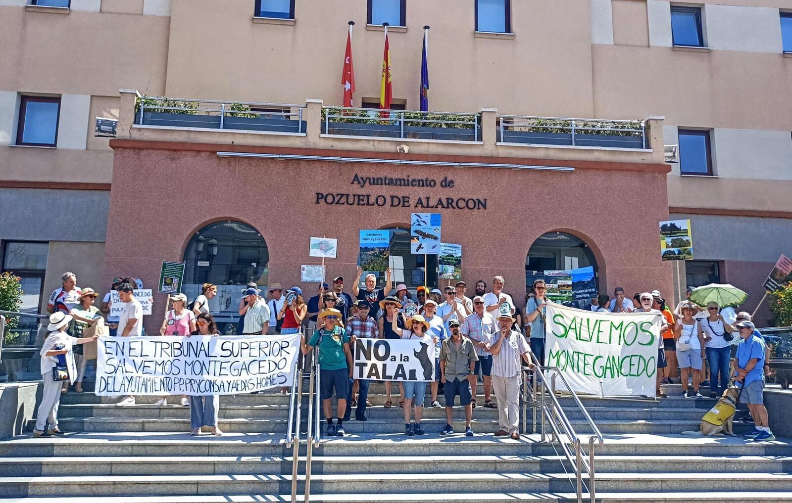 La plataforma 'Salvemos Montegancedo', protestando frente al Ayuntamiento de Pozuelo