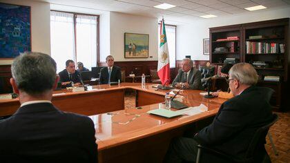 López Obrador junto a parte de su gabinete sostuvo una videollamada con el director ejecutivo de Pfizer, Albert Bourla (Foto: EFE/Presidencia de México)
