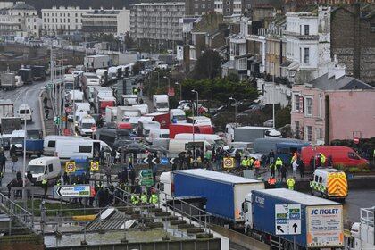 El caos en la entrada del puerto de Dover (JUSTIN TALLIS / AFP)