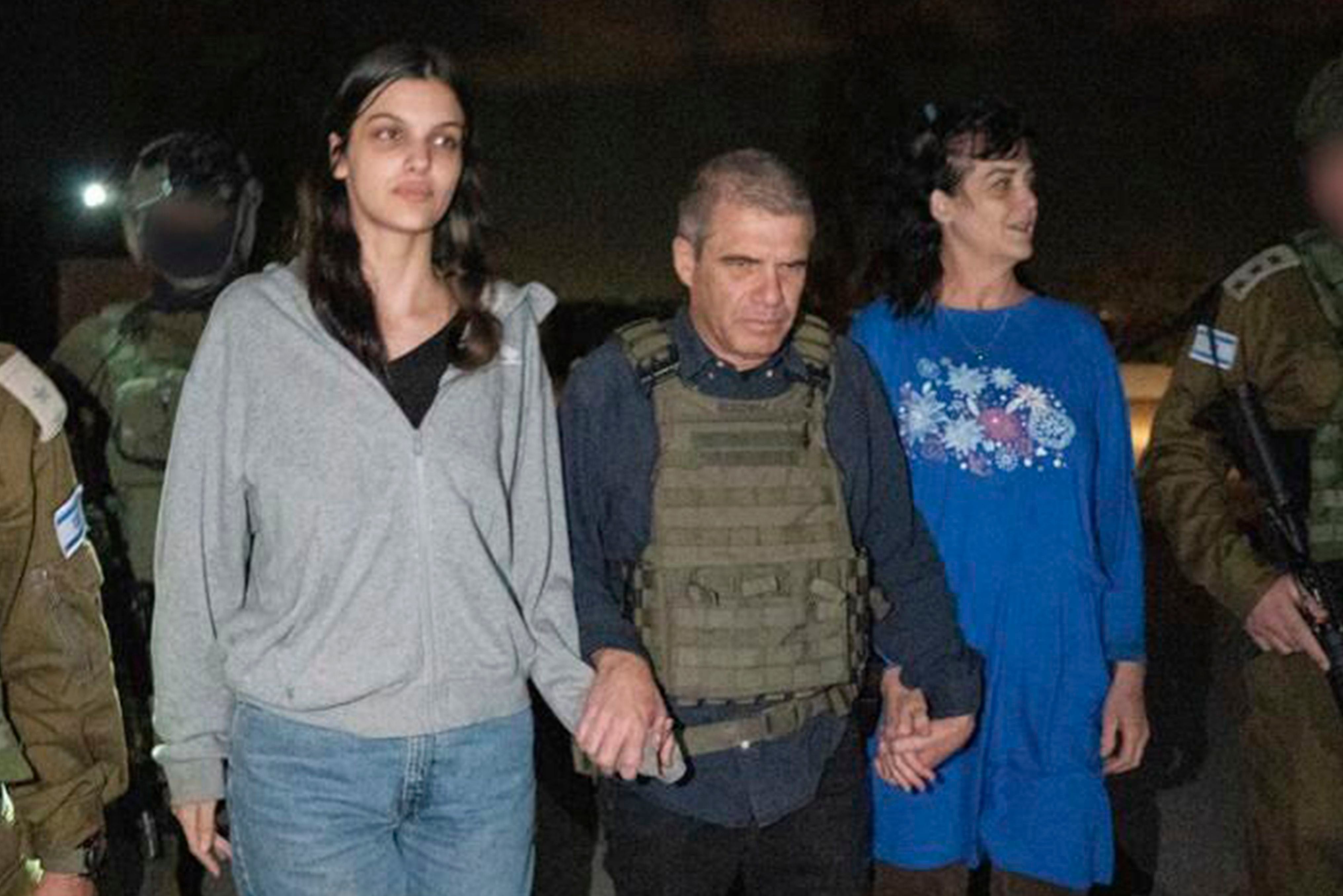 En esta imagen, proporcionada por el gobierno de Israel, Judith Raanan y su hija Natalie, de 17 años, son escoltadas el 20 de octubre de 2023 por soldados israelíes y por Gal Hirsch -- nombrado coordinador especial para el regreso de los rehenes por el primer ministro, Benjamin Netanyahu -- a su vuelta a Israel tras un cautiverio en la Franja de Gaza (AP)