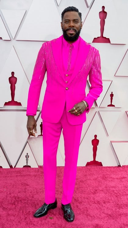 Total pink look by Atelier Versace. Ese fue el estilo elegido por Colman Domingo. Un elegante esmoquin rosa con un saco con detalles de destellos, camisa con maxi botones dorados y zapatos de charol en color negro