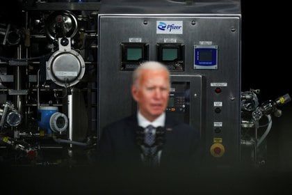 Biden en una visita a una fábrica de Pfizer (Reuters)